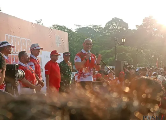 Staff Khusus Menteri Pertahanan bidang Komunikasi Sosial dan Publik, Deddy Corbuzier dalam acara kirab bendera merah putih di Kota Bogor, Minggu, 10 Agustus 2025. (Sumber: Poskota/Giffar Rivana)