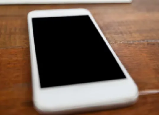 Ilustrasi smartphone blank layar. (Sumber: Freepik/ awesomecontent)