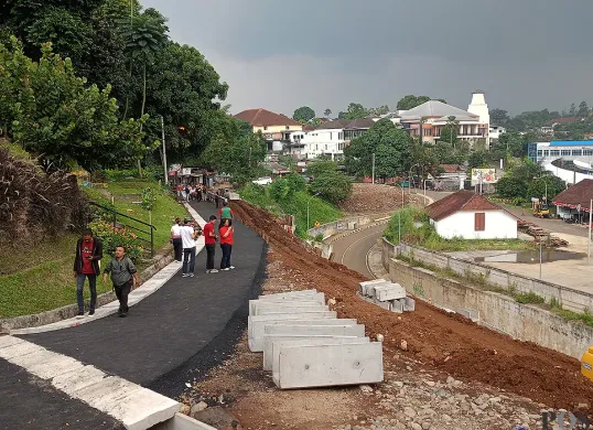 Kondisi jalan khusus motor di Batutulis pada Minggu, 10 Agustus 2025, yang masih dalam tahap pembangunan pasca longsor yang terjadi pada Maret 2025. (Sumber: POSKOTA | Foto: Giffar Rivana)