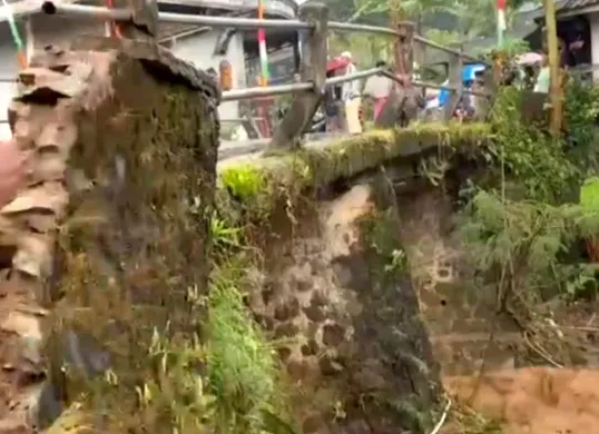 Kondisi jembatan penghubung antardesa di Kecamatan Sobang, Kabupaten Lebak, nyaris putus diterjang luapan air sungai Ciberang. (Sumber: Dok Warga)