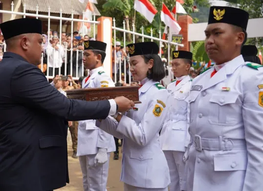 Bupati Bogor, Rudy Susmanto menjemput bendera pusaka merah putih di Desa Malasari, Kecamatan Nanggung, Sabtu, 9 Agustus 2025. (Sumber: Dok. Pemkab Bogor)