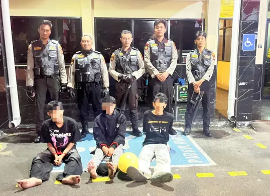 Anggota Polres Metro Jakarta Pusat mengamankan sejumlah pemuda yang diduga hendak melakukan tawuran di Jalan Kramat Sentiong, Senen, Jakarta Pusat, Minggu dini hari, 10 Agustus 2025. (Sumber: Dok Polres Jakarta Pusat)
