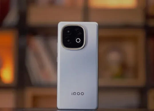 Spesifikasi flagship harga terjangkau! iQOO Z10 Turbo Plus menawarkan layar 144Hz, Dimensity 9400+, dan baterai besar 8.000mAh mulai Rp4,9 juta. Ponsel gaming terbaik 2025 (Sumber: YouTube/WHYLAB)