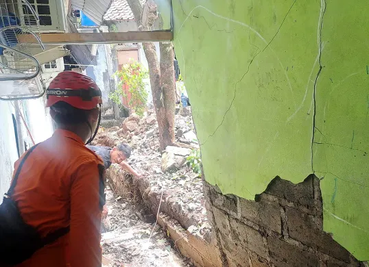 Petugas BPBD Kota Bogor mengecek lokasi tembok sekolah SMK Nusa Widya Mandiri di Kampung Sumurwangi, Kelurahan Kayumanis, Kecamatan Tanah Sareal, Kota Bogor. (Sumber: Dok BPBD Kota Bogor)