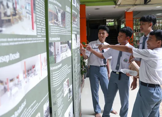 Para pelajar melihat majalah dinding digital, informasi kegiatan seperti lomba, seminar, dan program ekstrakurikuler dapat tersaji secara real time dengan tampilan visual yang lebih menarik. (Sumber: Dok. Sekretariat DPRD Jakarta)