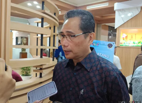 Ketua Umum PPPSRS, Adjit Lauhatta saat diwawancarai awak media, Senin, 11 Agustus 2025. (Sumber: POSKOTA | Foto: M Tegar Jihad)