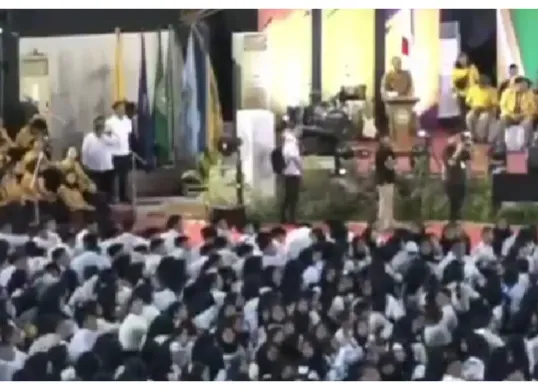 Tangkapan layar mahasiswa PKKMB Unmul melakukan aksi Gratispol. (Sumber: YouTube/UNMUL TV)