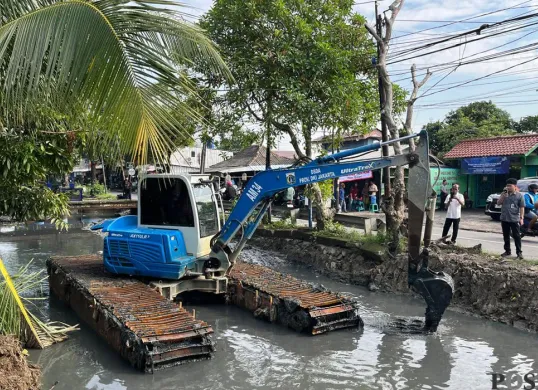 Alat berat saat mengeruk material dari dalam sungai di Kali Irigasi Bekasi Tengah, Cakung, Jakarta Timur. (Sumber: POSKOTA | Foto: M Tegar Jihad)