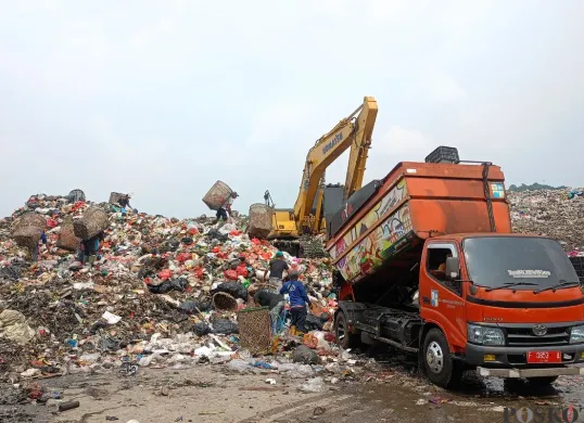 Operator alat berat tewas di tertumbun longsor di TPAS Galuga, Kecamatan Cibungbulang, Kabupaten Bogor, Senin, 11 Agustus 2025. (Sumber: Poskota/Giffar Rivana)