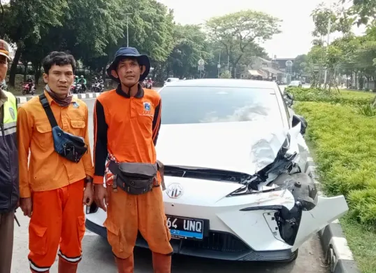 Penampakan mobil listrik yang menabrak dua petugas PPSU di Jalan Tanjung Barat arah Depok, pada Senin, 11 Agustus 2025. (Sumber: Dok Kelurahan Pejaten Timur)
