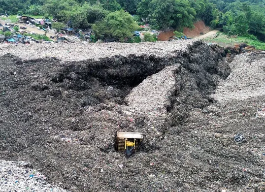 Kondisi TPAS Galuga pascalongsor tumpukan sampah yang menewaskan seorang operator alat berat pada Senin, 11 Agustus 2025. (Sumber: Istimewa)