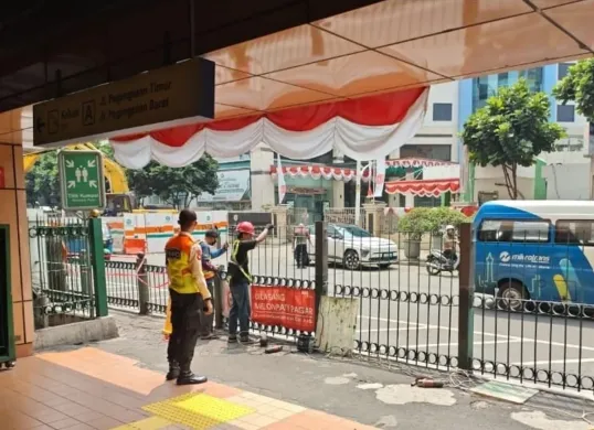 PT Kereta Api Indonesia (KAI) melakukan langkah penertiban akses keluar masuk penumpang di Stasiun Cikini dengan meninggikan pagar pembatas trotoar di Stasiun Cikini, Menteng, Jakarta Pusat. (Sumber: PT KAI)