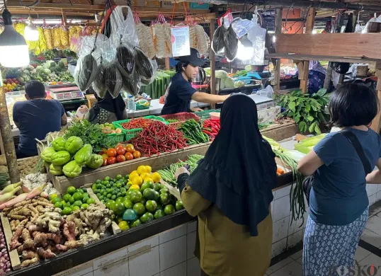 Pedagang sayur mayur di Pasar Jaya Tomang Barat, Tanjung Duren Selatan, Grogol Petamburan, Jakarta Barat, Senin, 11 Agustus 2025. (Sumber: Poskota/Pandi Ramedhan)