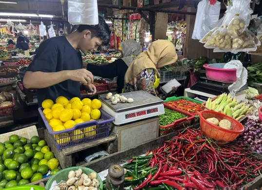 Pedagang sayur mayur di Pasar Tomang Barat, Grogol Petamburan, Jakarta Barat, Senin, 11 Agustus 2025. (Sumber: POSKOTA | Foto: Pandi Ramedhan)