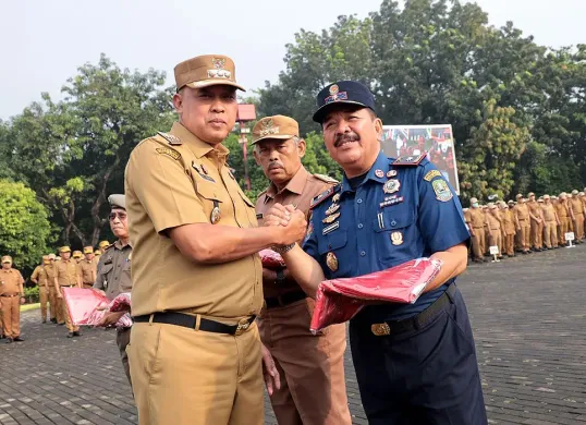 Wali Kota Bekasi, Tri Adhianto, menyerahkan bendera Merah Putih kepada OPD dalam rangka menyambut HUT ke-80 RI di Plaza Pemkot Bekasi, Senin 11 Agustus 2025. (Sumber: Humas Pemkot Bekasi)