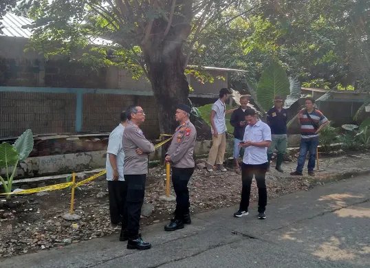 Kapolsek Bekasi Barat, AKP Wahyudi, bersama jajarannya dan warga sekitar mendatangi TKP penemuan jasad bayi perempuan di Harapan Baru Regency, RT 08/RW 14, Kota Baru, Bekasi Barat, Senin, 11 Agustus 2025. (Sumber: Istimewa)