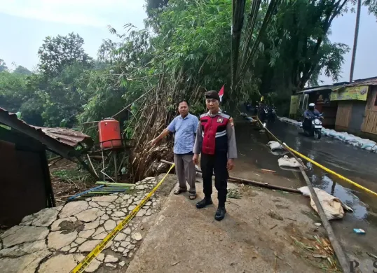 Petugas Patroli Polsek Tajurhalang bersama Kades Tonjong beserta staf melakukam sidak ke lokasi rumah mantan Ketua RW yang amblas akibat luapan air Setu Tonjong, Bogor, Senin, 11 Agustus 2025. (Sumber: Poskota/Angga Pahlevi)