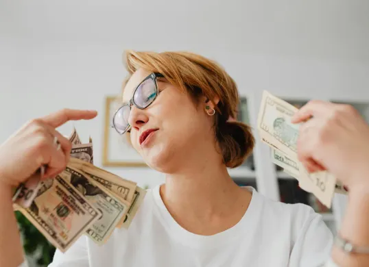 Ilustrasi - cara dapat uang Rp100 ribu per hari. (Sumber: Pexels/Kaboompics.com)