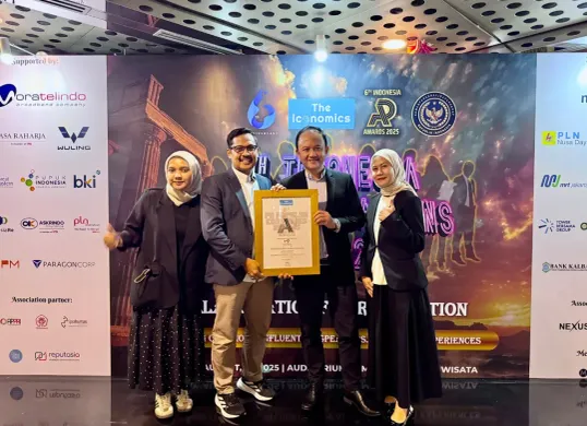 Direktur Utama TelkoMedika Dicky Anfiadi (kedua dari kanan) beserta jajaran saat acara 6th Indonesia Public Relations Summit 2025 di Auditorium Kementerian Pariwisata, Jakarta Pusat (Sumber: Dok. Telkom)