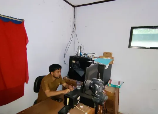 Petugas Disdukcapil Pandeglang saat memasang alat dan jaringan perekaman E-KTP di sejumlah kecamatan. (Sumber: Disdukcapil Pandeglang)