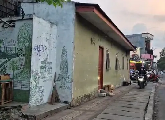 Eks Kantor Sekretariat RW 10 di Kelurahan Kapuk, Cengkareng, Jakarta Barat, yang dikeluhkan warga karena berubah jadi tempat tinggal. (Sumber: Dok Warga)