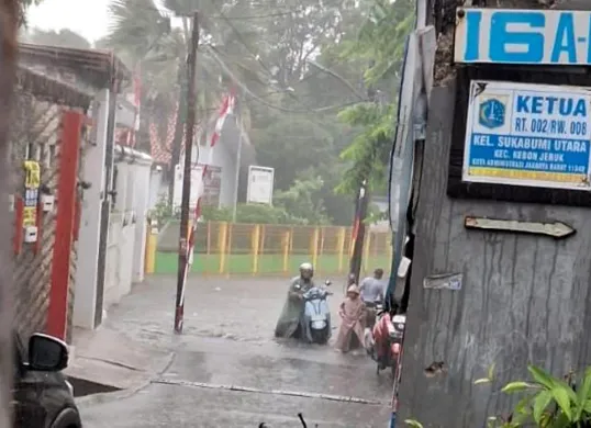 Banjir di Jalan Sasak, Sukabumi Selatan, Kebon Jeruk, Jakarta Barat, Selasa, 12 Agustus 2025. (Sumber: Dok Warga)