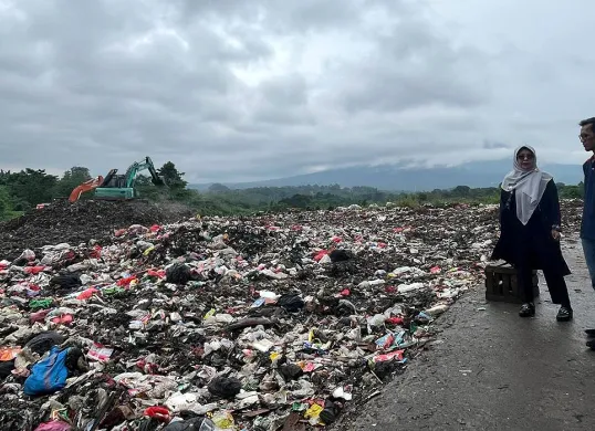 Bupati Pandeglang, Dewi Setiani, saat meninjau TPA Bangkonol di Desa Bangkonol, Kecamatan Koroncong. (Sumber: Dok Setda Pandeglang)