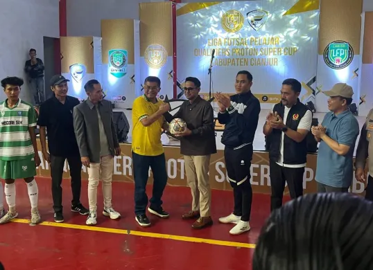 Ketua Asosiasi Futsal Kabupaten Cianjur, Abdul Karim, membuka Liga Futsal antar Pelajar Qualifier Proton Super Cup Kabupaten Cianjur di Gelanggang Generasi Muda di Jalan Ir. H Djuanda, Kabupaten Cianjur. (Sumber: Dok. Istimewa)