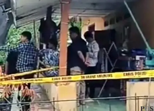 Rumah korban pembunuhan di Desa Jatimekar, Kecamatan Jatiluhur, Purwakarta, dipasang garis polisi. (Sumber: POSKOTA | Foto: Dadan Sukmana)
