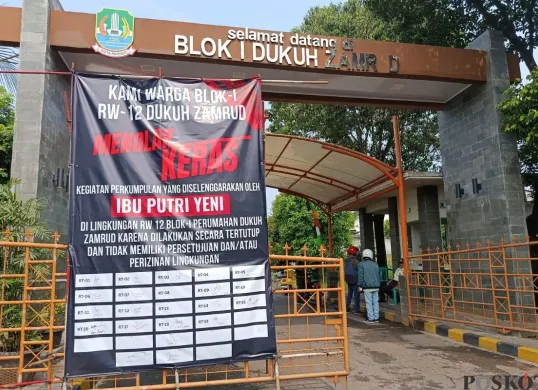Spanduk penolakan kegiatan keagamaan di Perumahan Dukuh Zamrud, Kelurahan Cimuning, Kecamatan Mustikajaya, Kota Bekasi, Selasa, 12 Agustus 2025. (Sumber: Poskota/Nurpini Aulia Rapika)