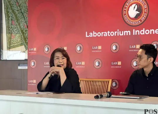 Kepala LAB 45, Jaleswari Pramodhawardani (kiri) saat jumpa pers di Perpustakaan Nasional, Jakarta, Selasa, 12 Agustus 2025. (Sumber: POSKOTA | Foto: Pandi Ramedhan)