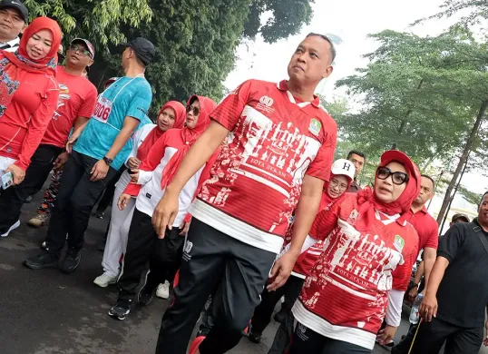 Wali Kota Bekasi, Tri Adhianto saat mengikuti kegiatan Napak Tilas Vol. 6 rangka memperingati HUT ke-80 Kemerdekaan RI, Selasa, 12 Agustus 2025. (Sumber: Humas Pemkot Bekasi)