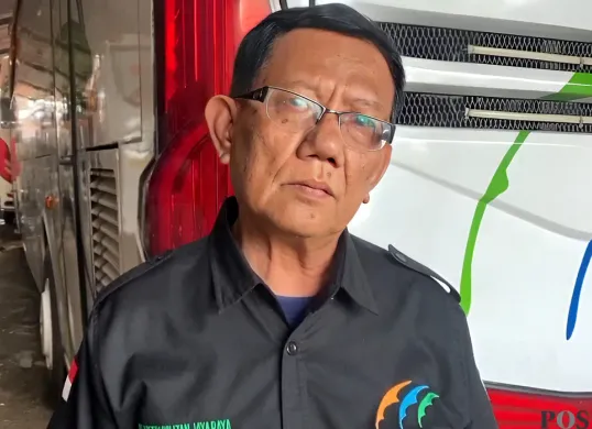 Pengurus Bus PO Pariwisata Metropolitan, Tatang. Nurpini Aulia Rapika (Sumber: POSKOTA | Foto: Nurpini Aulia Rapika)