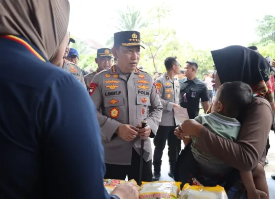 Kapolri Jenderal Polisi Listyo Sigit Prabowo saat Gerakan Pangan Murah di Mapolda Banten, Kota Serang, Selasa, 12 Agustus 2025. (Sumber: Dok. Polda Banten)