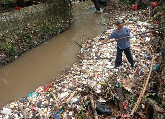 Tumpukan sampah di Kali Pesanggrahan, Bojonggede akibat hujan lebat yang terjadi beberapa hari terakhir. (Sumber: Poskota/Giffar Rivana)