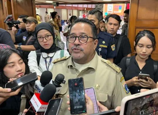 Wakil Gubernur Jakarta, Rano Karno saat menyampaikan pernyataan kepada awak media di Balai Kota Jakarta, Selasa, 12 Agustus 2025. (Sumber: Poskota/Muhammad Tegar Jihad)