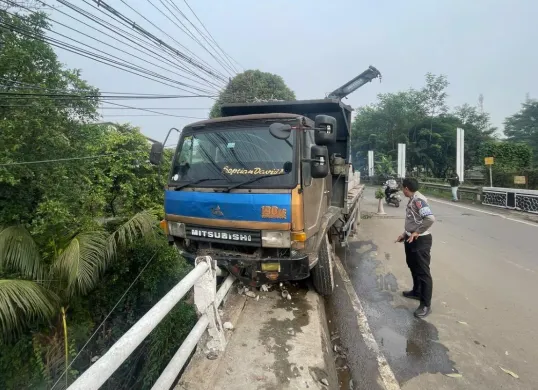 Truk tronton menabrak pagar jembatan di Jalan Raya Narogong, Kecamatan Gunung Putri, Kabupaten Bogor, Selasa, 12 Agustus 2025. (Sumber: Dok. Polres Bogor)