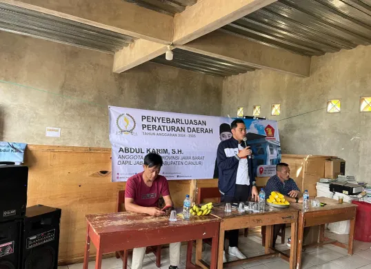 Anggota Komisi IV DPRD Jawa Barat, Abdul Karim saat menggelar sosialisasi Perda Nomor 4 Tahun 2023 tentang Rencana Perlindungan dan Pengelolaan Lingkungan Hidup di SMP Bina Utama kampung Surupan, Cianjur. (Sumber: Dok. Pribadi)