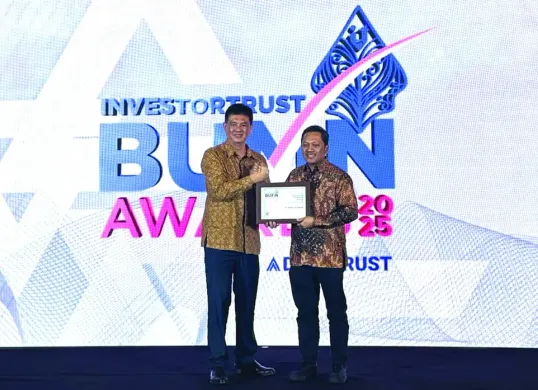 VP Corporate Secretary Finnet Ido Laksono (kanan) saat menerima penghargaan “Excellence in Digital Banking Turnaround” dalam ajang InvestorTrust BUMN Awards 2025. (Sumber: Dok. Telkom)