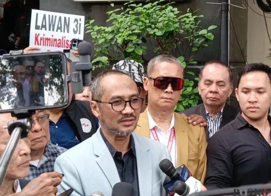 Mantan Ketua KPK, Abraham Samad memenuhi panggilan sebagai saksi kasus tudingan ijazah palsu Jokowi di Mapolda Metro Jaya, Jakarta Selatan, Rabu, 13 Agustus 2025. (Sumber: Poskota/Ali Mansur)