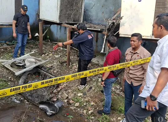 Petugas dari Polsek Pancoran Mas melakukan olah TKP di lokasi ledakan AC di Superindo Depok Town Square, Rabu, 13 Agustus 2025. (Sumber: POSKOTA | Foto: Angga Pahlevi)