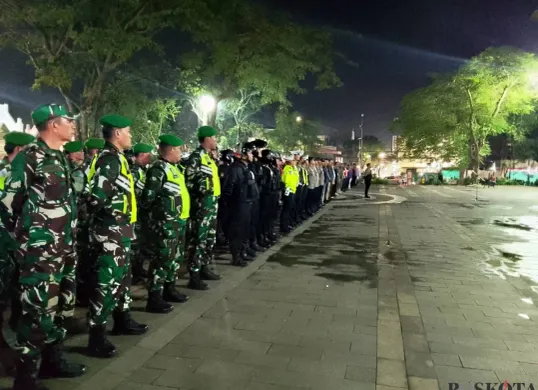 Tim gabungan dari Satgas Premanisme bersiap melakukan patroli jam malam untuk pelajar, di Alun-alun Kota Cimahi, Jalan Amir Machmud, Rabu 13 Agustus 2025. (Sumber: POSKOTA | Foto: Gatot Poedji Utomo)