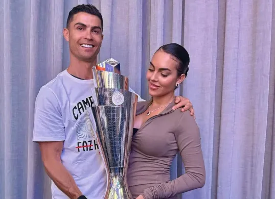 Pesepakbola asal Portugal, Cristiano Ronaldo akhirnya resmi meminang sang kekasih, Georgina Rodriguez. (Sumber: Instagram/@cristiano)