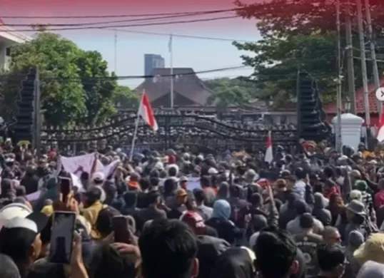 Demo di Pati berakhir ricuh di depan Pendopo Kabupaten Pati, Jawa Tengah (Sumber: Instagram @diskursusnetwork)