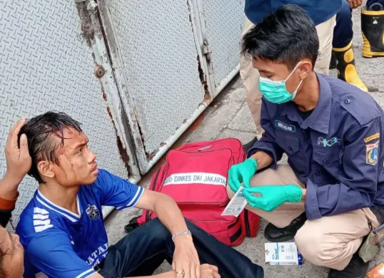 Korban luka saat bantu pemadaman api kebakaran di permukiman padat penduduk wilayah Tambora, Jakarta Barat, Rabu, 13 Agustus 2025. (Sumber: Dok. Damkar)