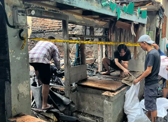 Sejumlah warga korban kebakaran mencari sisa-sisa barang pribadi yang bisa diselamatkan di Jalan Jembatan Besi VIII Gang Duri Indah 1 Nomor 31, RT 2/RW 6, Jembatan Besi, Tambora, Jakarta Barat. (Sumber: POSKOTA | Foto: M Tegar Jihad)