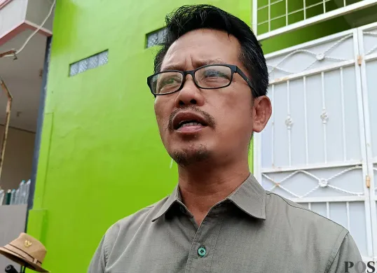 Ketua RW 24 Perumahan Pondok Ungu Permai, Babelan, Bekasi, Anwarudin. (Sumber: POSKOTA | Foto: Nurpini Aulia Rapika)