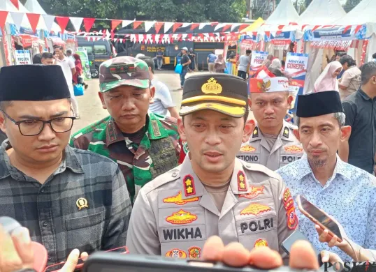 Kapolres Bogor AKBP Wikha, menjelaskan rekayasa lalin pada saat kirab bendera pusaka merah putih, Rabu, 13 Agustus 2025. (Sumber: Poskota/Giffar Rivana)