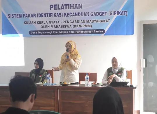 Para mahasiswa KKN dan Tim Dosen Unma Banten, saat melakukan kegiatan pelatihan Sipikat di Desa Tegal Wangi, Kecamatan Menes, Pandeglang. (Sumber: UNMA Banten)
