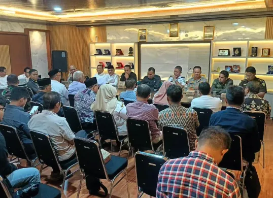 Pemkot Bekasi, bersama MUI, Kesbangpol, dan warga Dukuh Zamrud Bekasi mengadakan pertemuan membahas dugaan menyimpang pengajian Umi Cinta pada Rabu, 13 Agustus 2025. (Sumber: Humas Pemkot Bekasi)